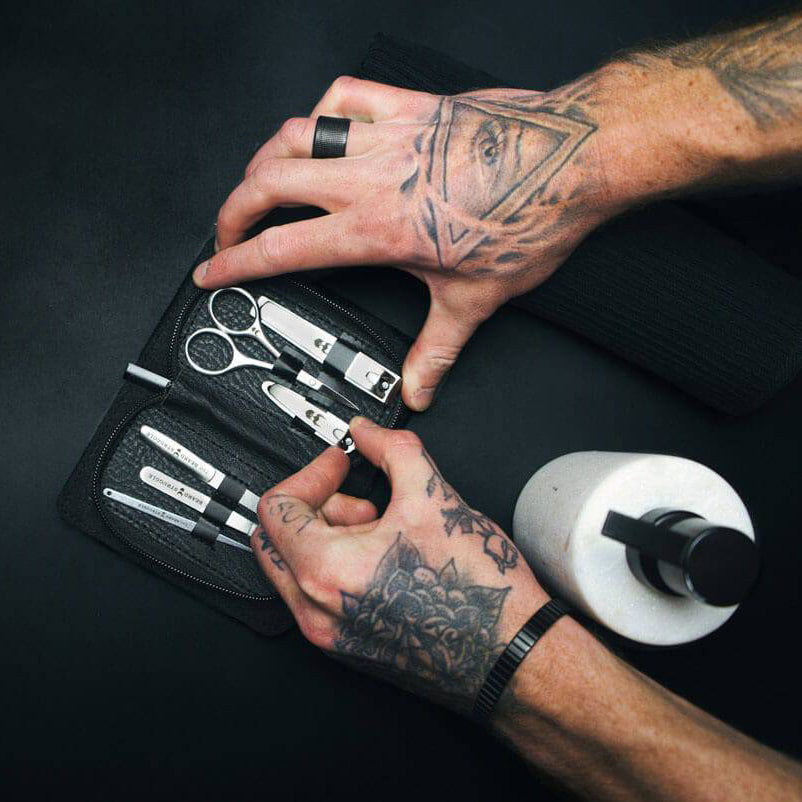 BEARD STORY Geriausia kosmetika vyrams - barzdos priežiūros priemonės - plauku formavimo ir priežiūros priemonės. Kūno priežiūros piemonės. Prabangūs namų ir automobiliu kvapai. NEMOKAMAS PRISTATYMAS NUO 45 €! viskas barzdai, ūsams, plaukams , geriausia vyriška kosmetika